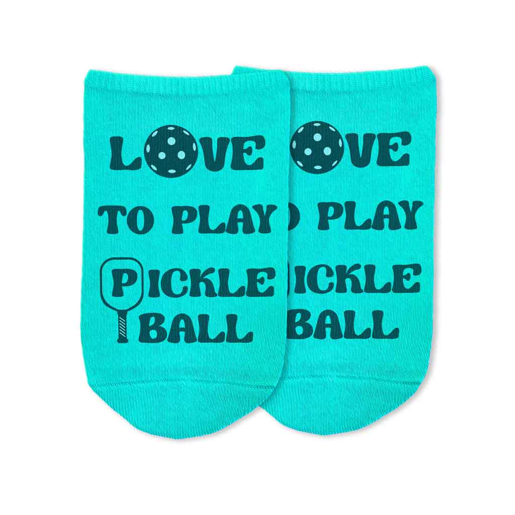 These no show socks are a sock size 9-11 which is the standard sock size for women with a shoe size 5-9. This 3 pair pack includes a pair of heather gray, purple, and turquoise no show socks.